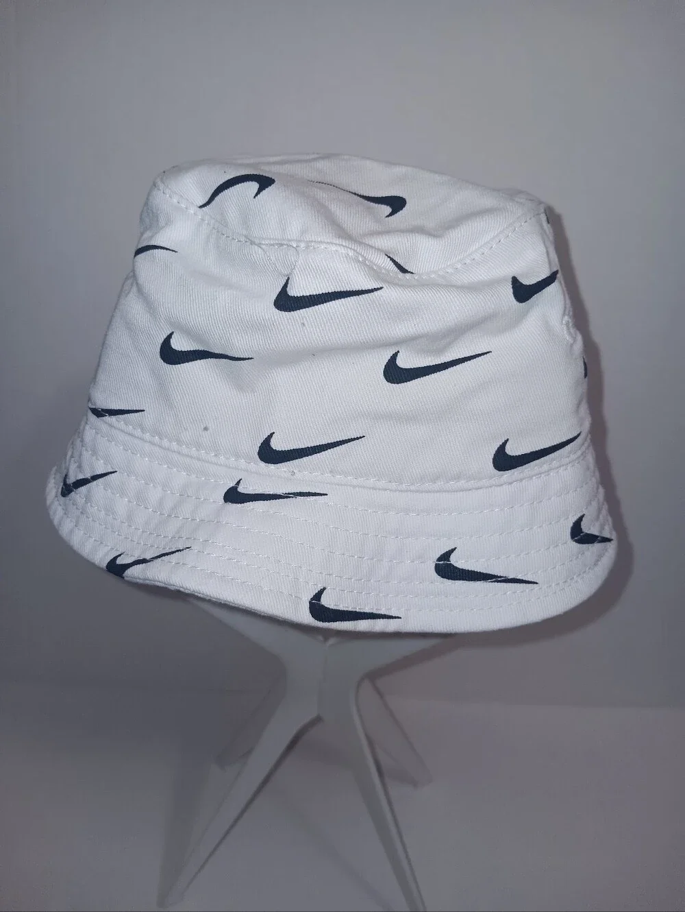 NIKE SWOOSH INFANT ADJUSTABLE CHIN STRAP COTTON BUCKET HAT